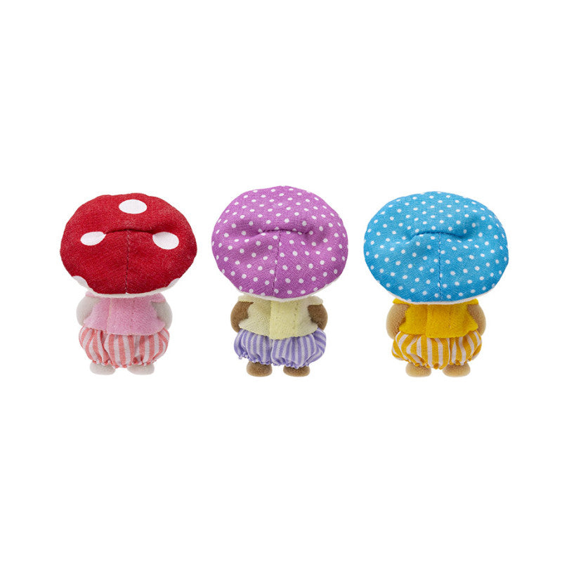 Le trio des bébés en costumes de champignons