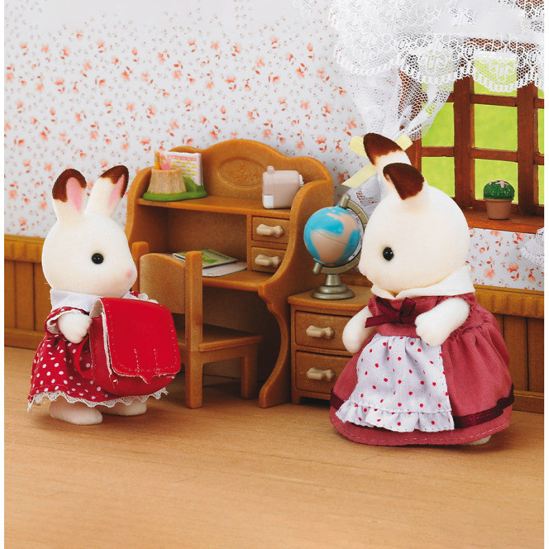La fille Lapin Chocolat et bureau