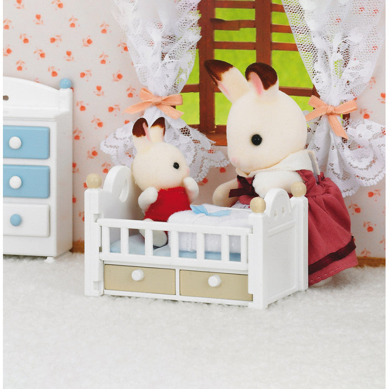 Le bébé Lapin Chocolat et le lit