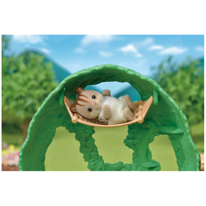 La cabane et Ambrose le bébé Écureuil Roux