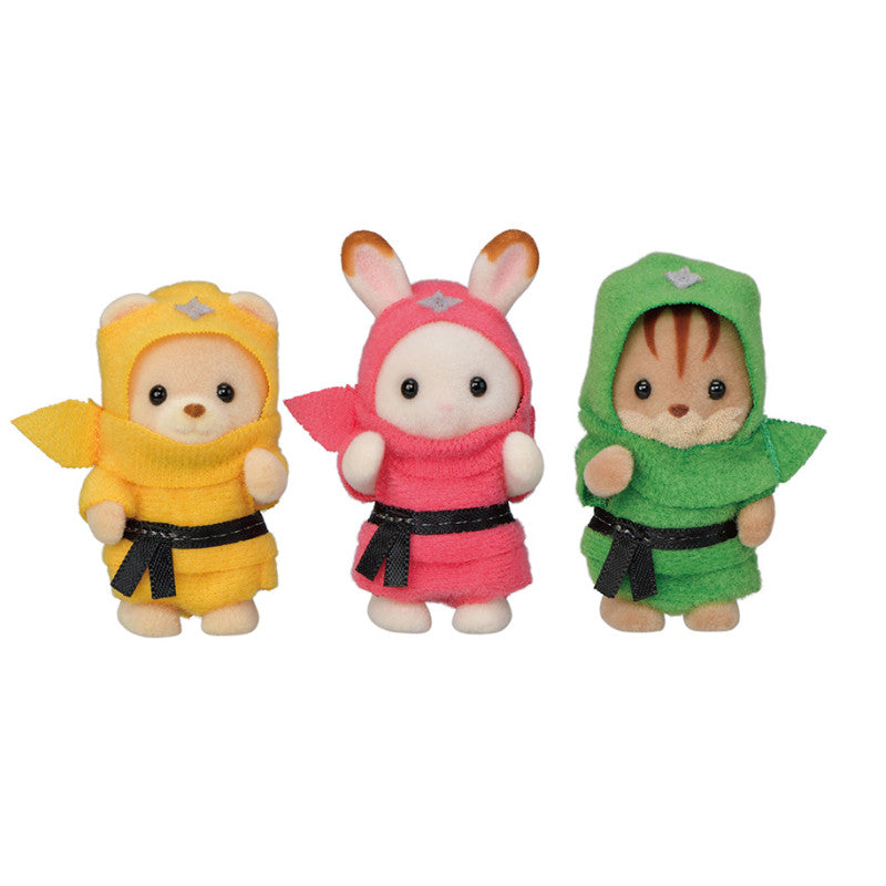 Le trio des bébés en costumes de ninja