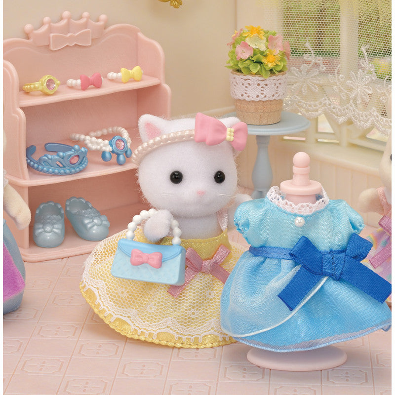 La fille Chat Persan et sa panoplie de princesse