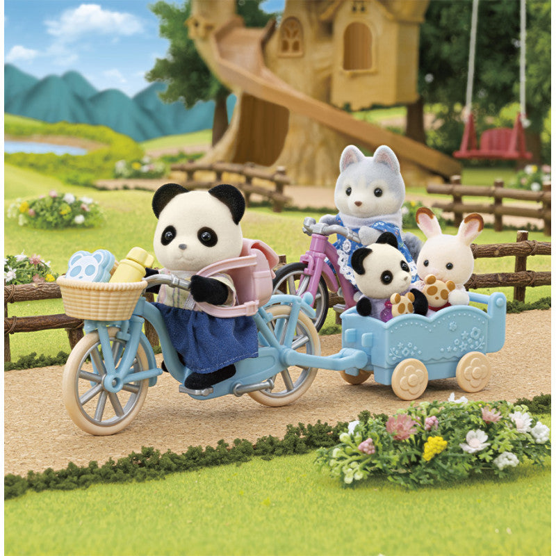 La fille Panda, son vélo et sa remorque