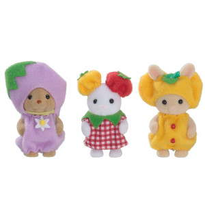 Le trio des bébés en costumes de légumes