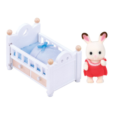Le bébé Lapin Chocolat et le lit de Sylvanian Family