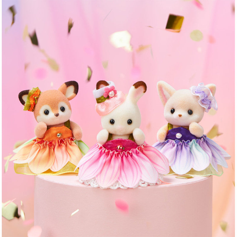 Le trio des bébés en costumes de fleurs