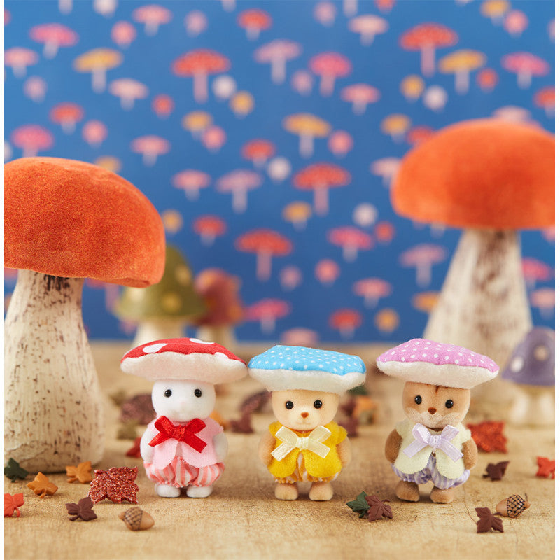 Le trio des bébés en costumes de champignons