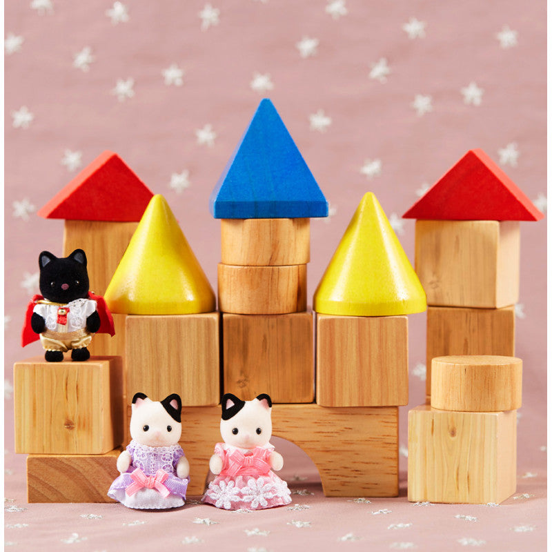 Le trio des bébés en costumes de prince et princesses