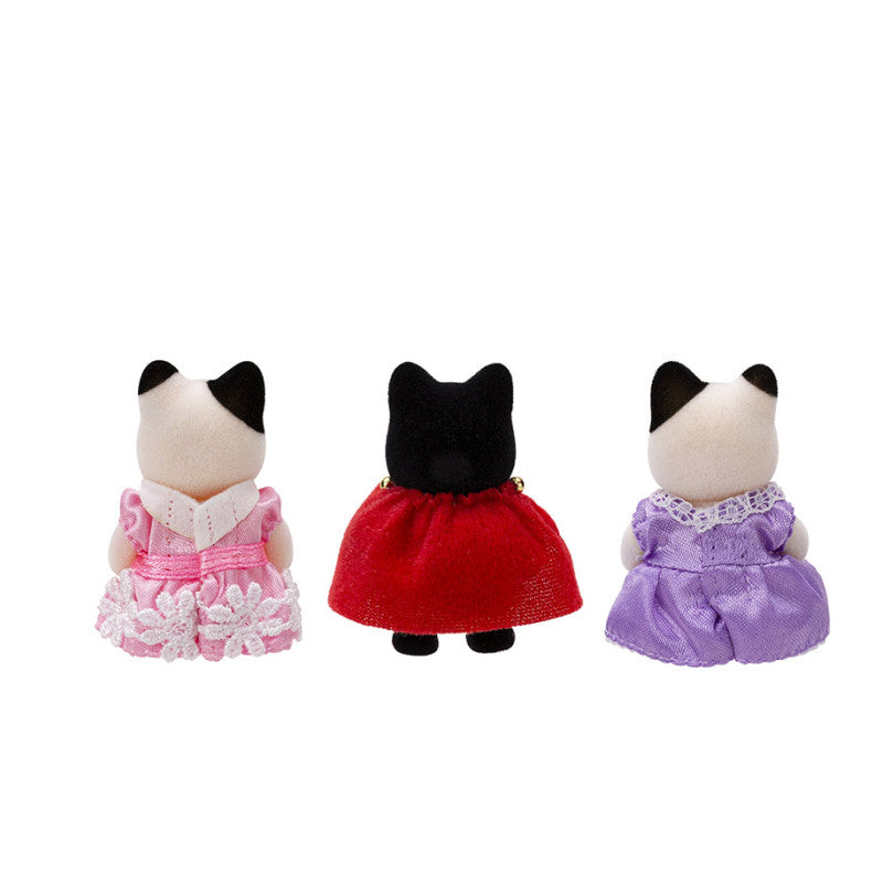 Le trio des bébés en costumes de prince et princesses
