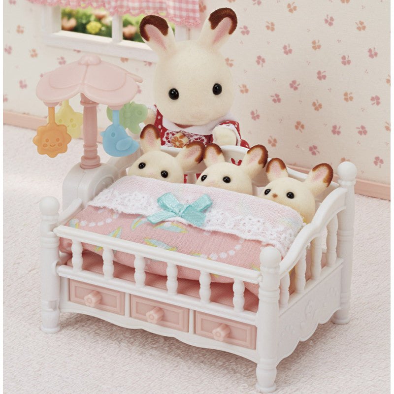 Le lit de bébé et mobile