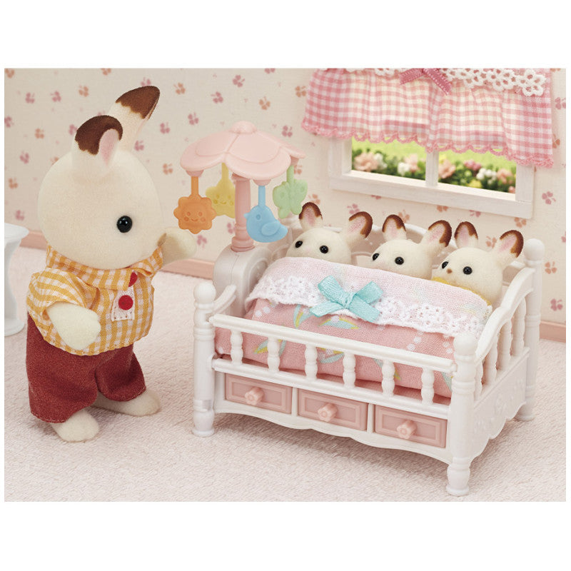 Le lit de bébé et mobile
