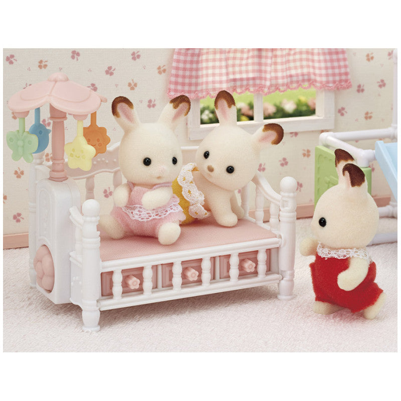 Le lit de bébé et mobile