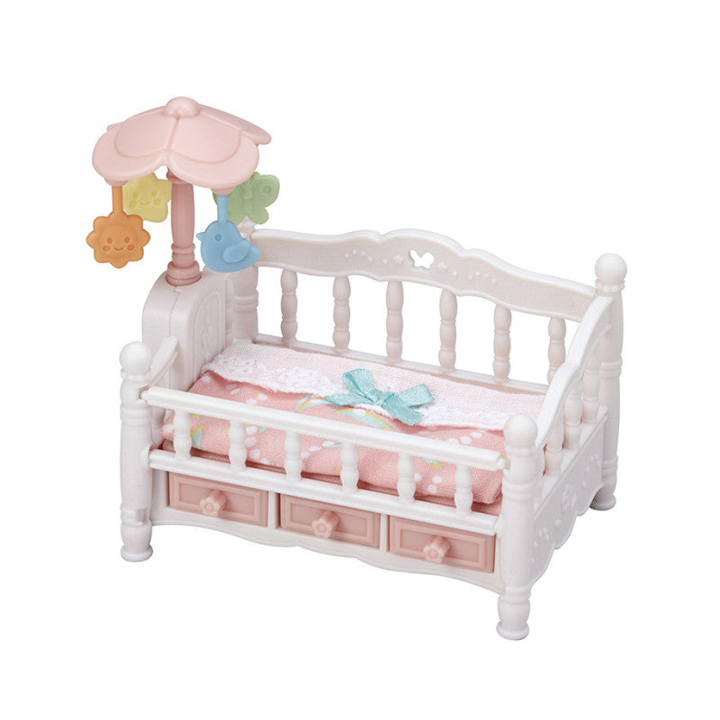 Le lit de bébé et mobile