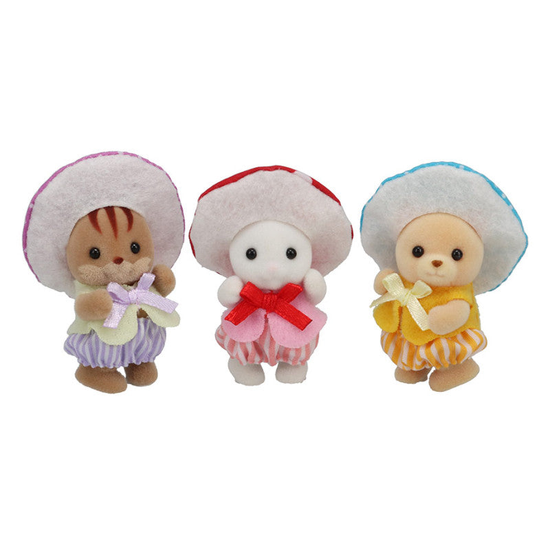 Le trio des bébés en costumes de champignons