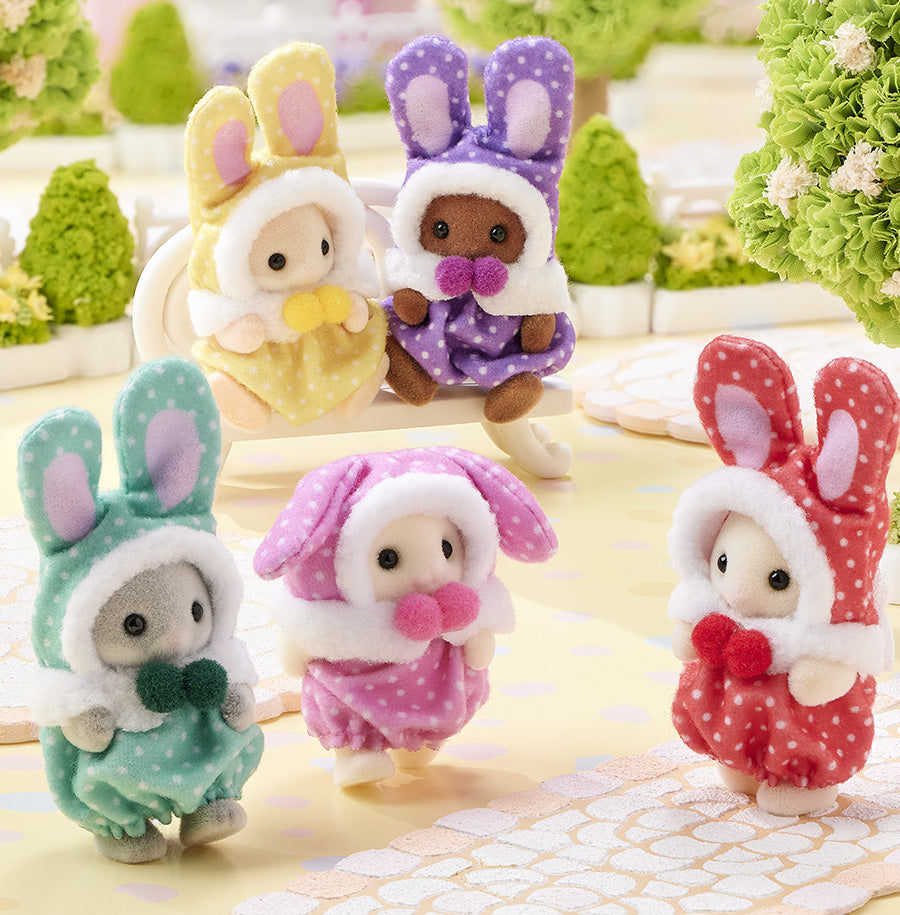 Les bébés en costume de lapins colorés