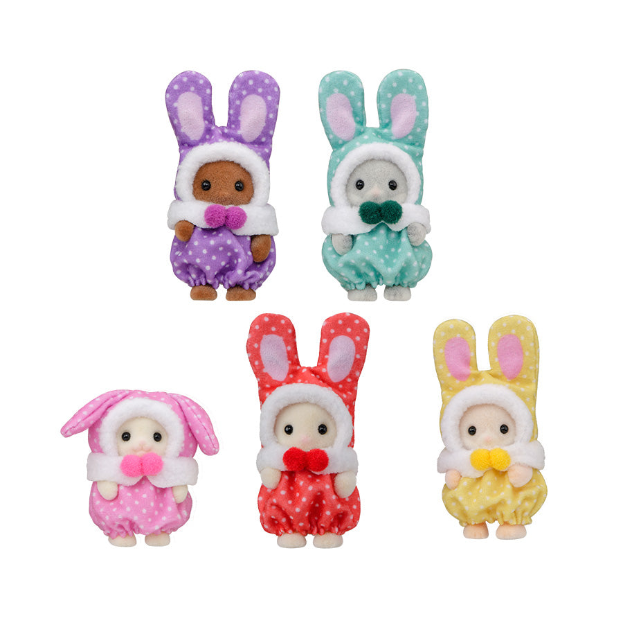 Les bébés en costume de lapins colorés
